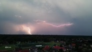 Zwei Blitze durchziehen den wolkenverhangenen Himmel. © Screenshot 