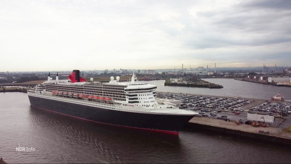 Die "Queen Mary 2" steht im Kreuzfahrtterminal des Hamburger Hafens. © Screenshot 