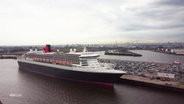 Die "Queen Mary 2" steht im Kreuzfahrtterminal des Hamburger Hafens. © Screenshot 