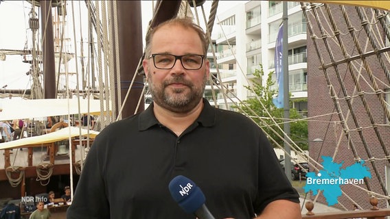 NDR-Reporter Sebastian Duden ist aus Bremerhaven zugeschaltet. © Screenshot 