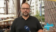 NDR-Reporter Sebastian Duden ist aus Bremerhaven zugeschaltet. © Screenshot 