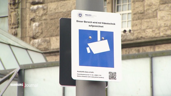 Ein Schild zeigt die Videoüberwachung eines öffentlichen Platzes an. © Screenshot 