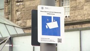 Ein Schild zeigt die Videoüberwachung eines öffentlichen Platzes an. © Screenshot 