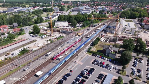 Eine Bahnstrecke aus der Luft betrachtet. © Screenshot 