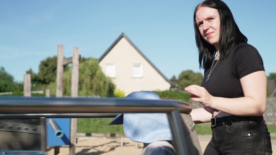 Celina Klein mit ihrem Sohn Noah auf einem Spielplatz. © Screenshot 