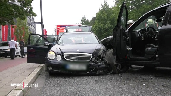 Zwei Autos sind nach einem Unfall auf der Schnackenburgallee in Hamburg-Bahrenfeld beschädigt. © Screenshot 