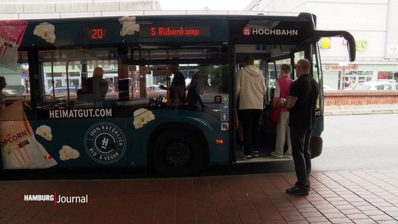 Menschen steigen in Hamburg in einen Bus ein. © Screenshot 