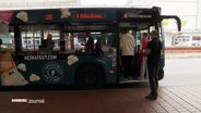 Menschen steigen in Hamburg in einen Bus ein. © Screenshot 