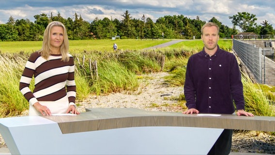 Gabi Lüeße und Hendrik Hanses moderieren das Schleswig-Holstein Magazin. © Screenshot 