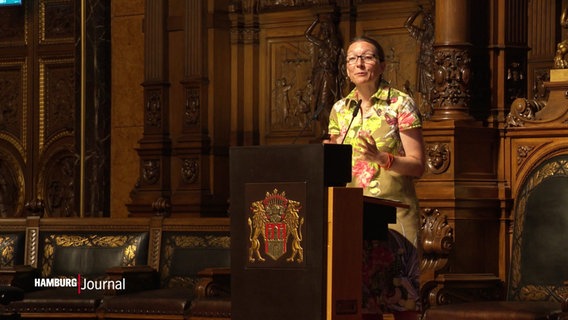 Schulsenatorin Ksenija Bekeris (SPD) steht an einem Rednerpult im Hamburger Rathaus. © Screenshot 