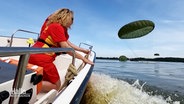 Fallschirmspringer üben Wasserlandung mit Hilfe der DLRG. © Screenshot 