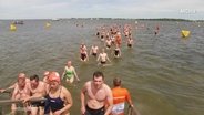 Freiwasserschwimmerinnen kommen aus dem Wasser. © Screenshot 