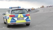 Ein Polizeiauto auf einer Dühne. © Screenshot 