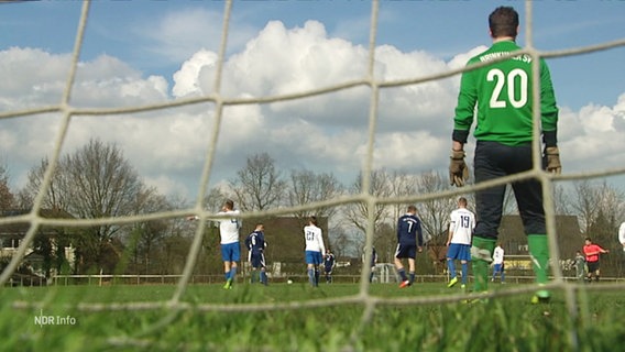 Blick auf ein Fussballspiel durch das Tornetz betrachtet. © Screenshot 