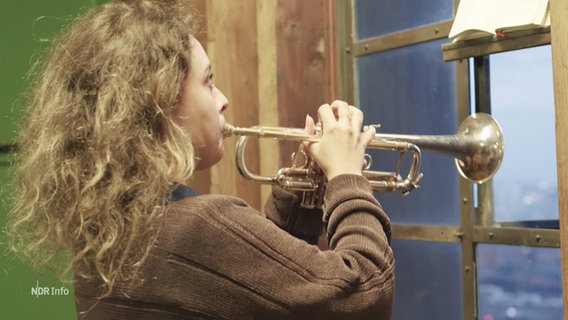 Lucienne Renaudin Vary spielt den traditionellen Abend-Choral auf dem Michel-Turm. © Screenshot 