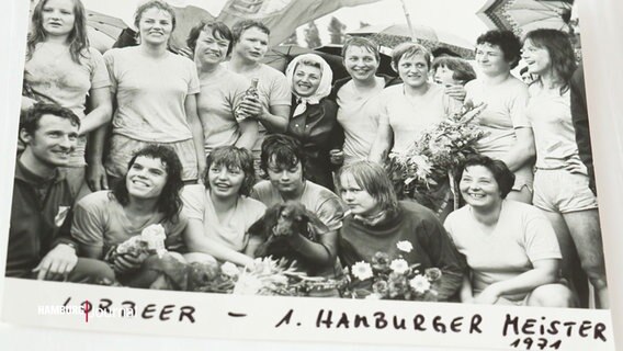 Ein altes schwarz-weiß Foto zeigt eine Hamburger Frauenfußballmannschaft. © Screenshot 