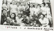 Ein altes schwarz-weiß Foto zeigt eine Hamburger Frauenfußballmannschaft. © Screenshot 