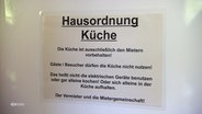 Ein Schild auf dem steht: "Hausordnung". © Screenshot 