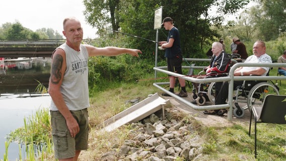 Menschen mit Behinderung angeln an der Recknitz bei Marlow. © Screenshot 