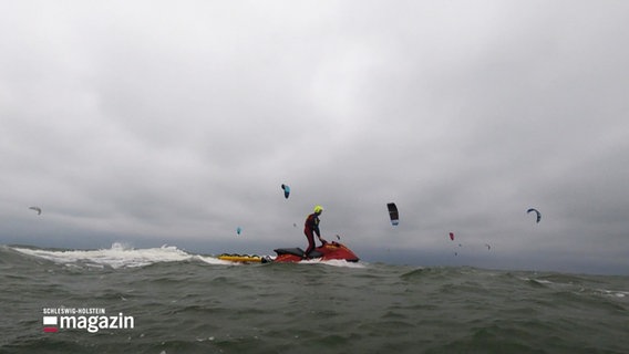 Ein DLRG Rettungsjetski auf der Nordsee vor Kitesurfern. © Screenshot 