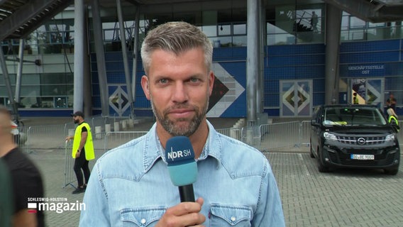 Phillip Kamke vor dem Volkspark-Stadion in Hamburg. © Screenshot 