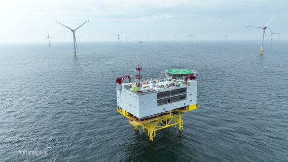 In der Ost-See steht eine Offshore-Station eines zugehörigen Windkraft-Parks. © Screenshot 