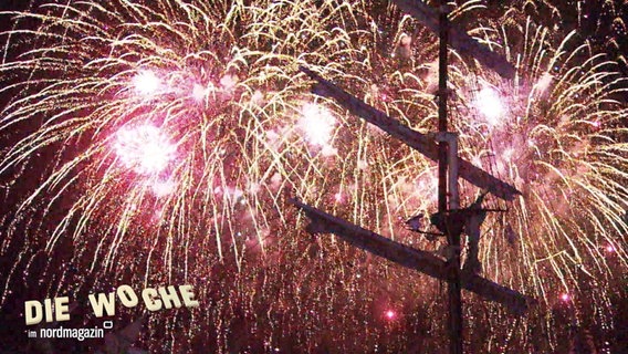 Hinter einem Bootsmast ist ein Feuerwerk am Nachthimmel. © Screenshot 