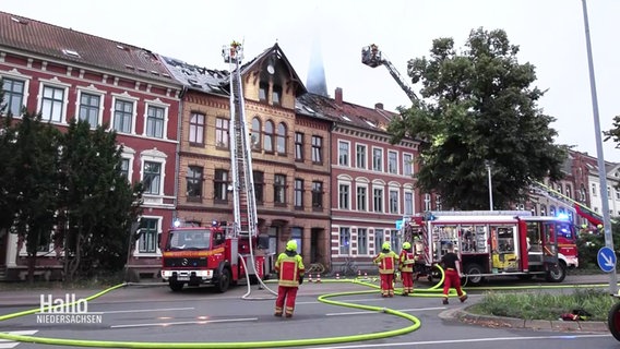 Feuerwehrleute löschen einen Brand an einem Altstadthaus in Lüneburg. © Screenshot 