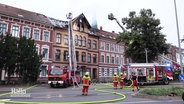 Feuerwehrleute löschen einen Brand an einem Altstadthaus in Lüneburg. © Screenshot 