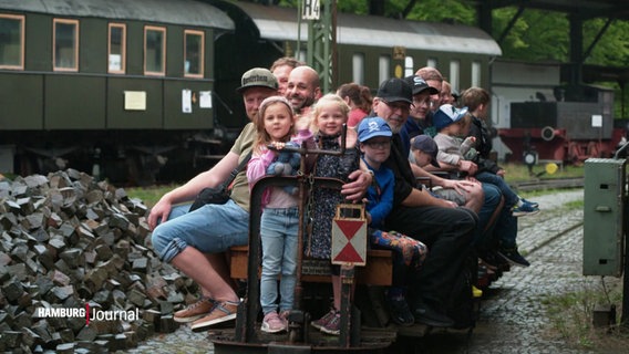 Am Familientag fahren Personen auf einer kleinen Eisenbahn mit. © Screenshot 