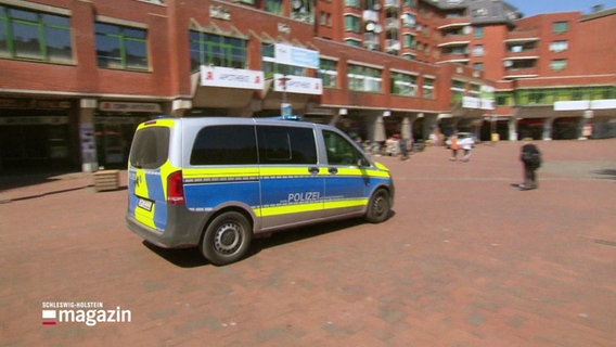 Ein Einsatzwagen der Polizei im Kieler Stadtteil Gaarde. © Screenshot 