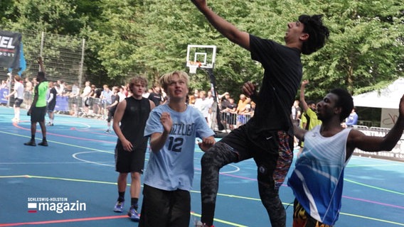 Jugendliche spielen Basketball. © Screenshot 