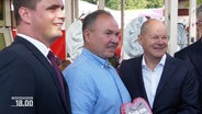 Olaf Scholz steht mit zwei Parteikollegen auf einem Volksfest in Vechta. © Screenshot 