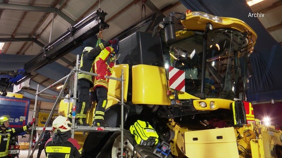 Rettungskräfte üben den Einsatz auf einem Mähdrescher. © Screenshot 