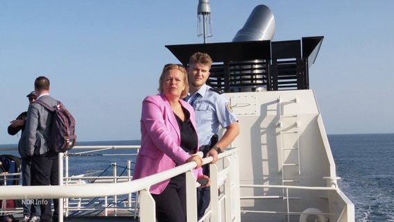 Innenministerin Faeser steht auf einem Schiff der Bundespolizei und beobachtet ein Maneuver. © Screenshot 