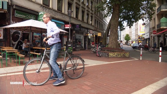 Ein Radfahrer stoppt auf einem Fahrradweg in einer verkehrsberuhigten Zone. © Screenshot 