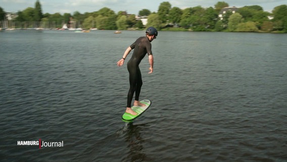 Ein Freizeitsportler betreibt Pump-Foiling auf der Alster. © Screenshot 