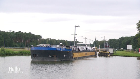 Ein Frachter fährt durch eine Schleuse auf dem Dortmund-Ems-Kanal. © Screenshot 