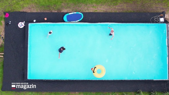 Ein Swimmingpool von oben. © Screenshot 