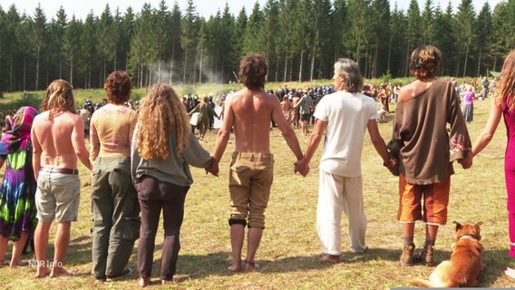 Die "Rainbow Family" Hand in Hand im Harz. © Screenshot 