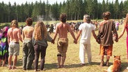 Die "Rainbow Family" Hand in Hand im Harz. © Screenshot 