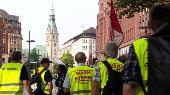 Mitarbeiter der Süßwarenindustrie demonstrieren in Hamburg. © Screenshot 