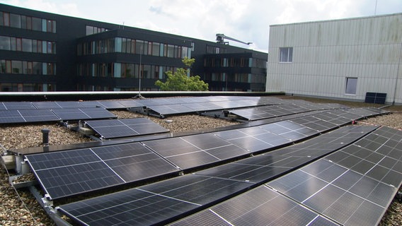 Eine große Photovoltaikanlage auf dem Dach des Center for Hybrid Nanostructures, kurz CHyN,  in Bahrenfeld. © Screenshot 