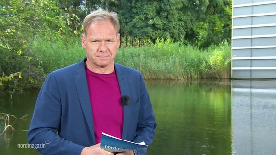 Thilo Tautz moderiert draußen an einem Teich. © Screenshot 