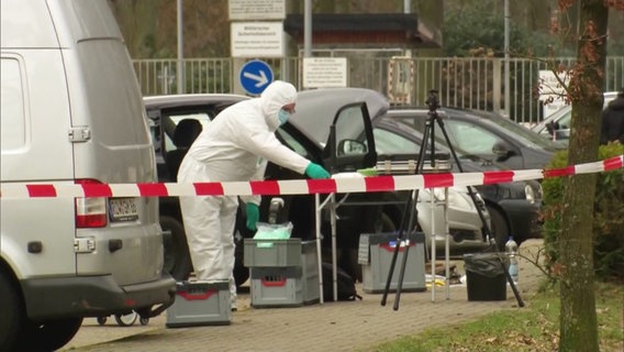 Eine Person in Schutzkleidung bei der Spurensicherung am abgesperrten Tatort. © Screenshot 