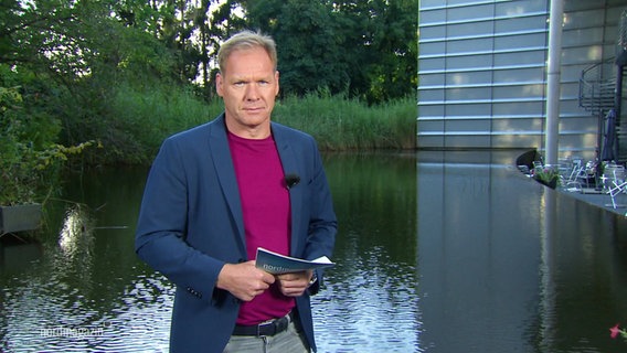 Thilo Tautz moderiert draußen an einem Teich. © Screenshot 