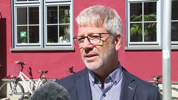 Greifswalds Oberbürgermeister Stefan Fassbinder im Interview. © Screenshot 