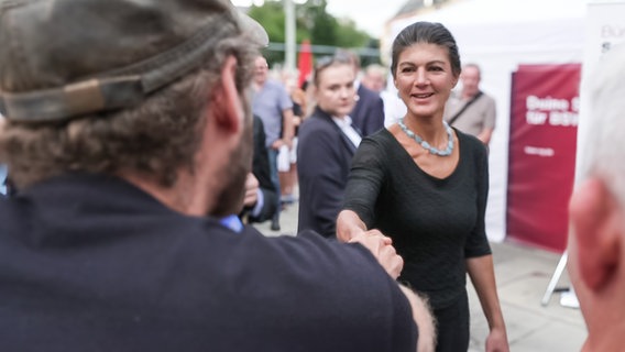 Maxi Schafroth schüttelt Sahra Wagenknecht die Hand. (extra 3 vom 22.08.2024 im Ersten) © NDR 