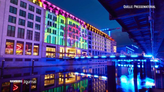 Bunte Lichtprojektionen auf Häuserfassaden an den Hamburger Kanalbrücken © Screenshot 