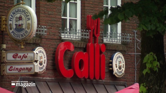 Der Schriftzug "Calli" an der Hausfassade über dem Eingang zum Imbiss "Calli Schaschlick" in Leck. © Screenshot 